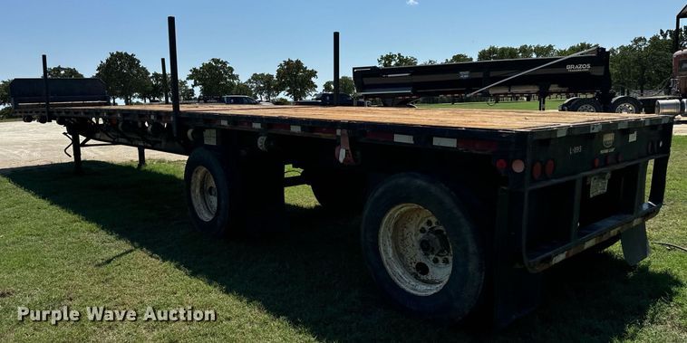 image for item IE9105 2002 Lufkin flatbed trailer