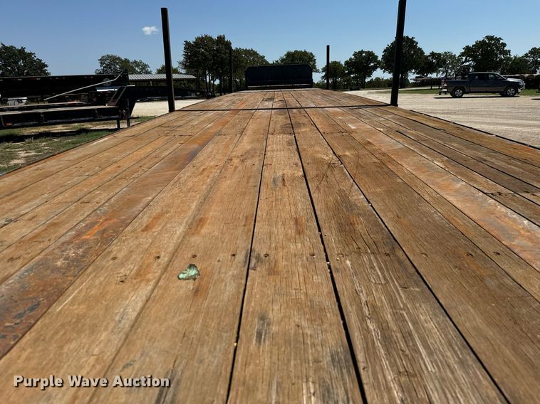 image for item IE9105 2002 Lufkin flatbed trailer