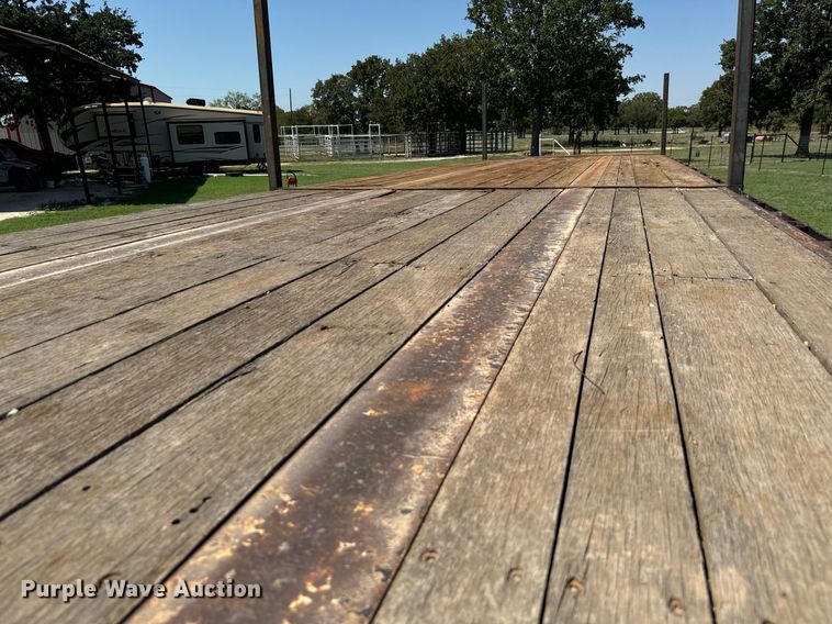 image for item IE9105 2002 Lufkin flatbed trailer