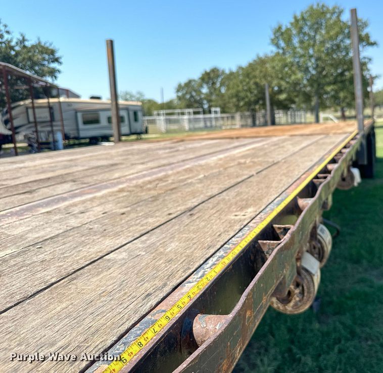 image for item IE9105 2002 Lufkin flatbed trailer