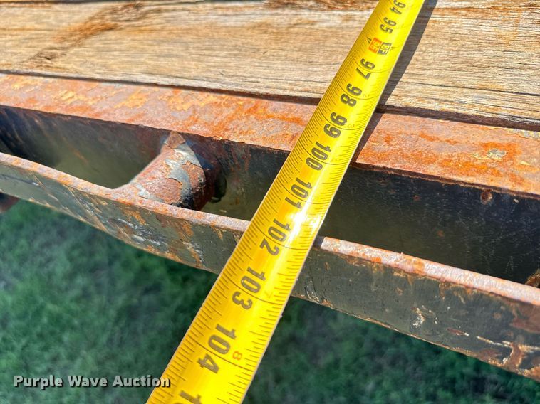 image for item IE9105 2002 Lufkin flatbed trailer