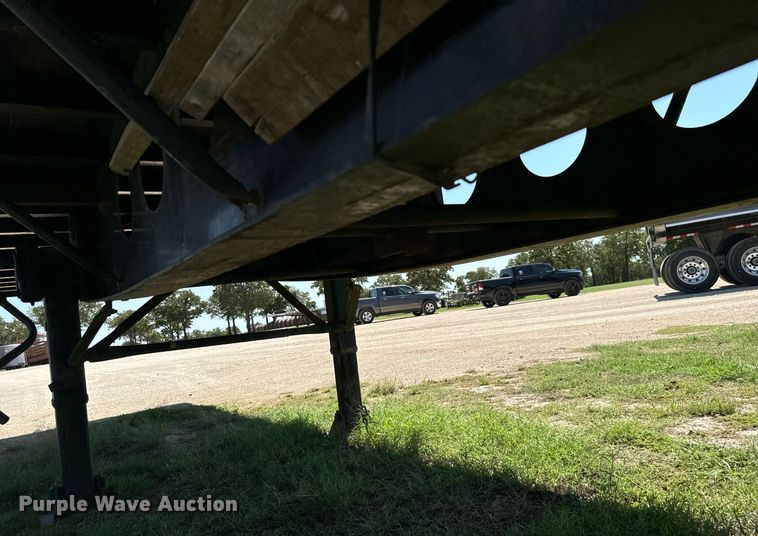 image for item IE9105 2002 Lufkin flatbed trailer