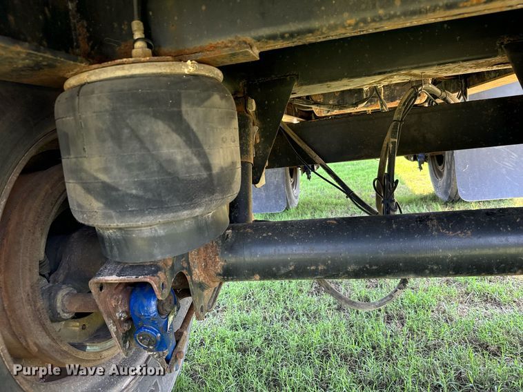 image for item IE9105 2002 Lufkin flatbed trailer