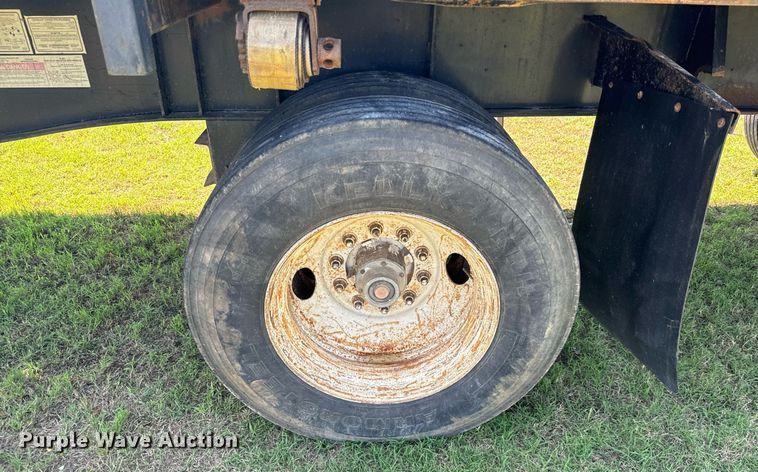 image for item IE9105 2002 Lufkin flatbed trailer