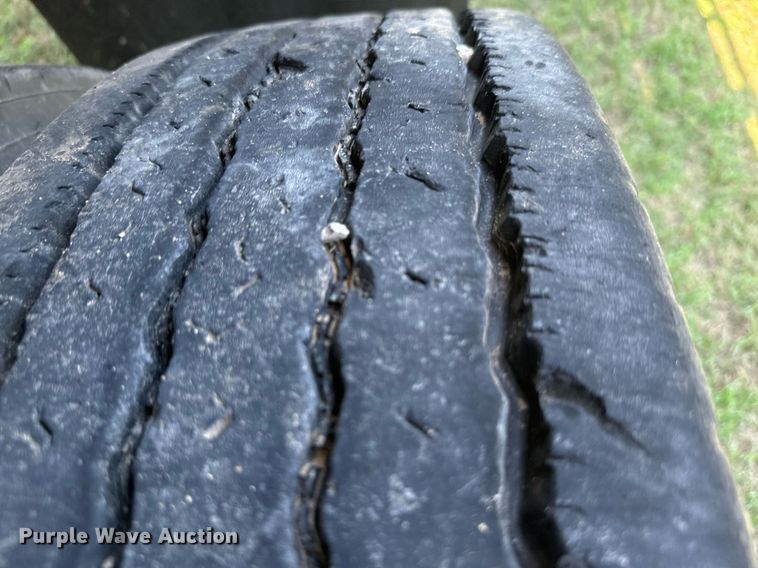 image for item IE9105 2002 Lufkin flatbed trailer