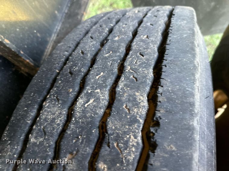 image for item IE9105 2002 Lufkin flatbed trailer