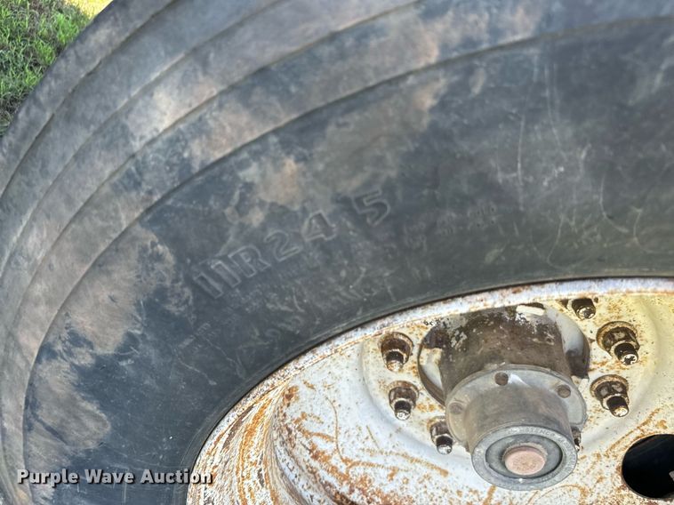 image for item IE9105 2002 Lufkin flatbed trailer