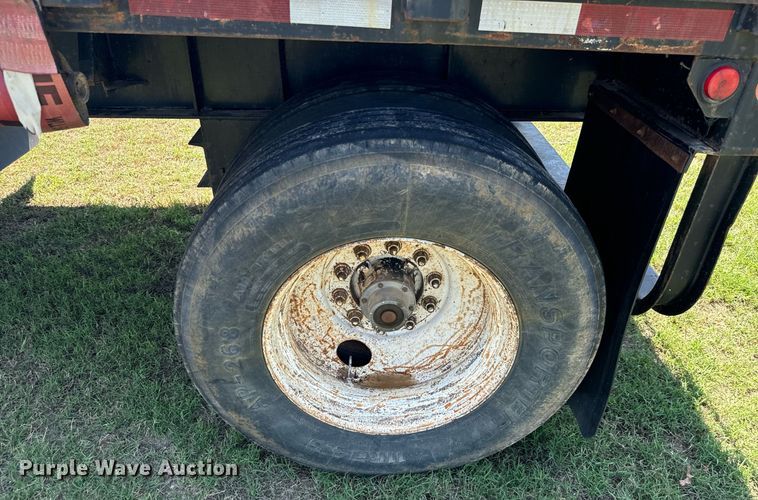 image for item IE9105 2002 Lufkin flatbed trailer