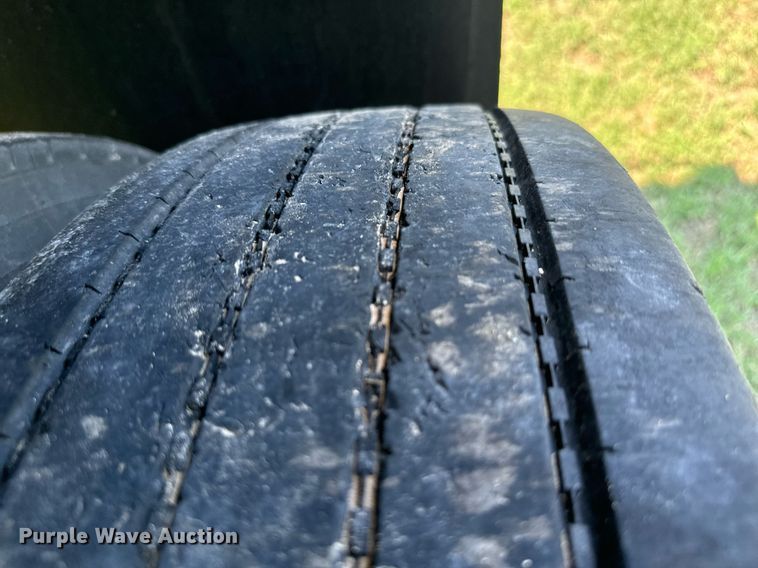 image for item IE9105 2002 Lufkin flatbed trailer