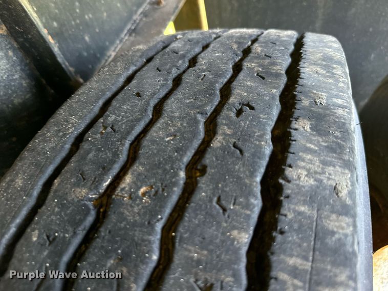 image for item IE9105 2002 Lufkin flatbed trailer