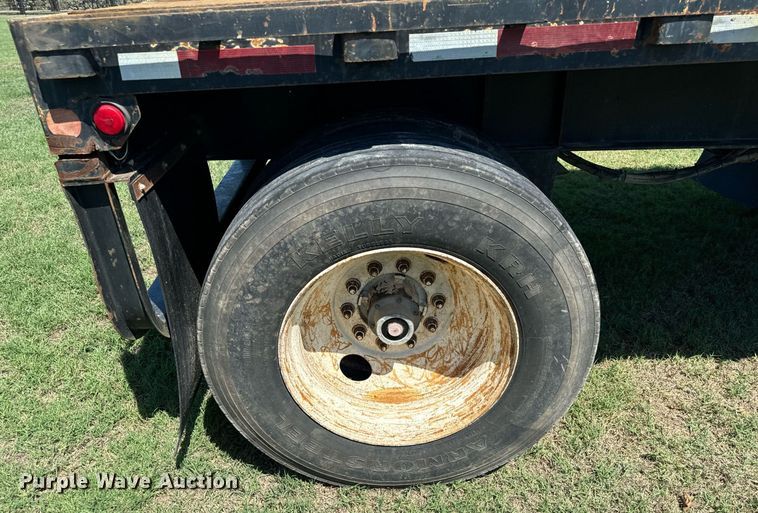 image for item IE9105 2002 Lufkin flatbed trailer