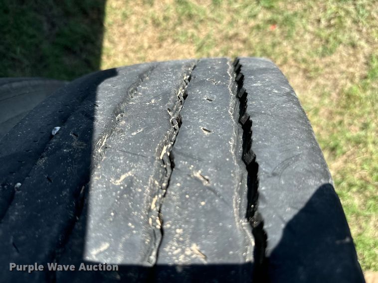 image for item IE9105 2002 Lufkin flatbed trailer