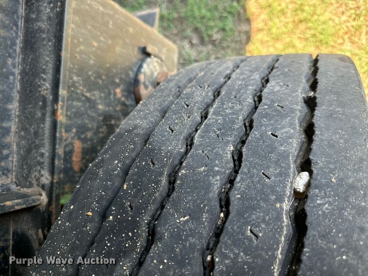 image for item IE9105 2002 Lufkin flatbed trailer