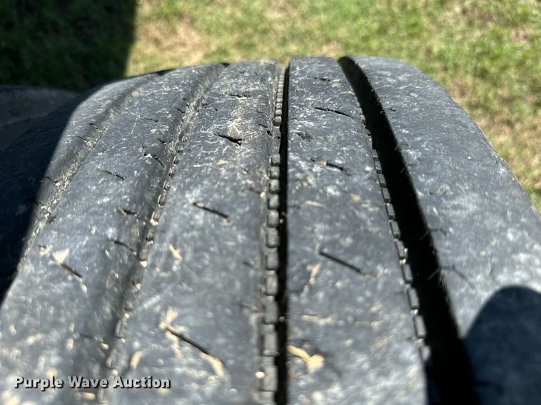 image for item IE9105 2002 Lufkin flatbed trailer