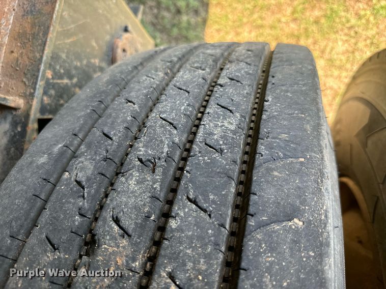 image for item IE9105 2002 Lufkin flatbed trailer