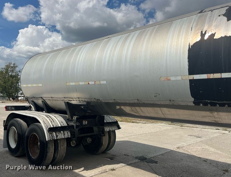 image for item LC9185 2001 E.D. Etenyre T4525 tank trailer