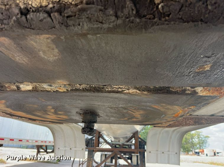 image for item LC9185 2001 E.D. Etenyre T4525 tank trailer