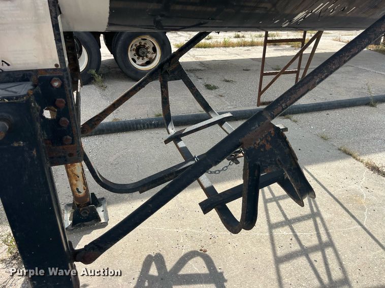 image for item LC9185 2001 E.D. Etenyre T4525 tank trailer