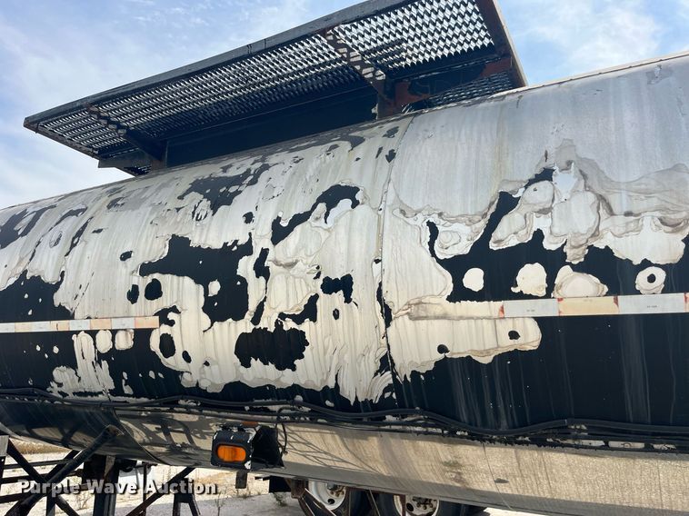 image for item LC9185 2001 E.D. Etenyre T4525 tank trailer
