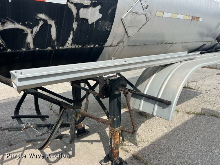 image for item LC9185 2001 E.D. Etenyre T4525 tank trailer