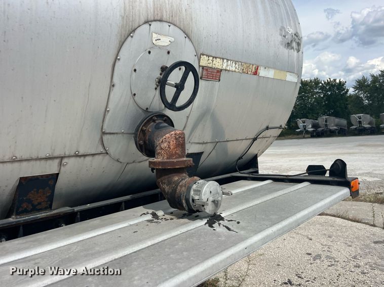 image for item LC9185 2001 E.D. Etenyre T4525 tank trailer