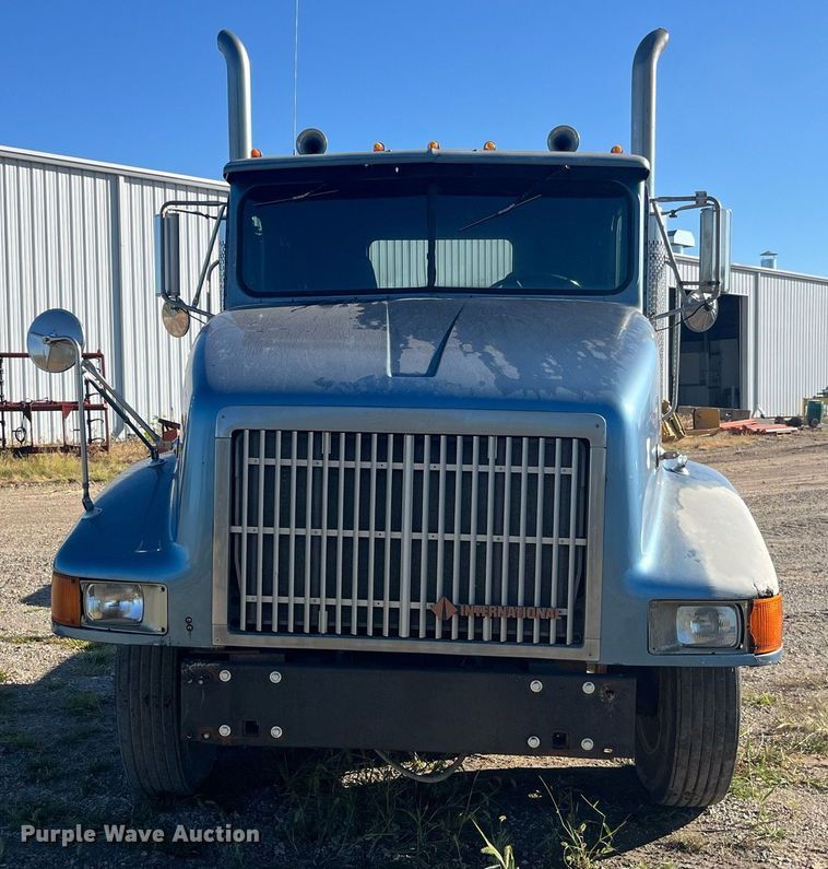 image for item LC9202 1992 International  9400 semi truck