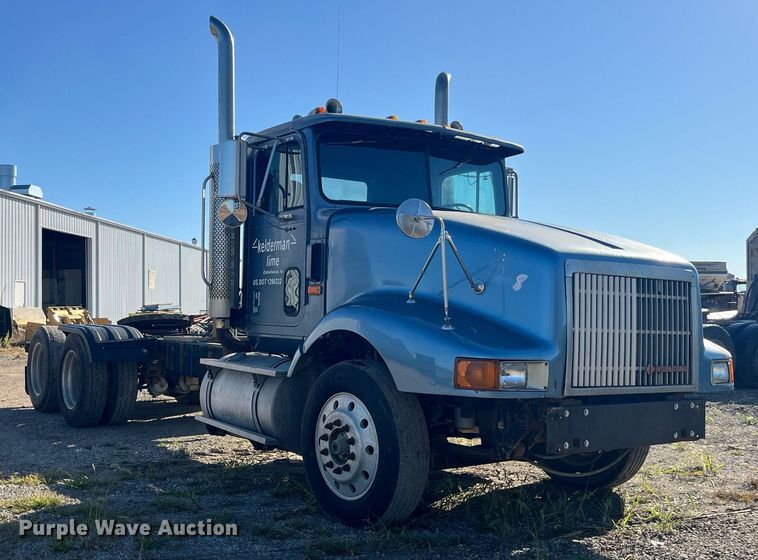 image for item LC9202 1992 International  9400 semi truck