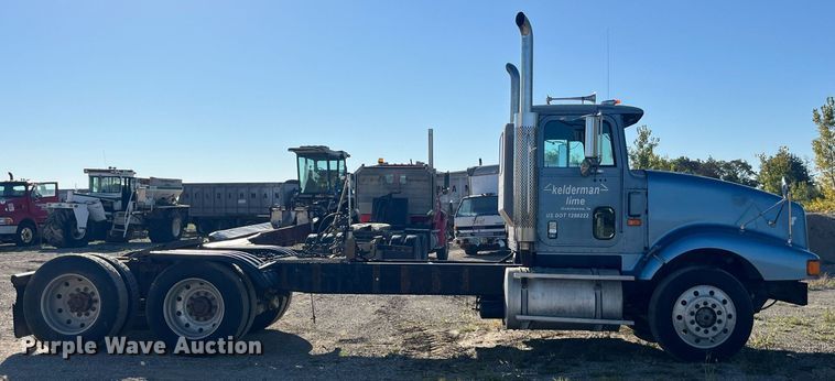 image for item LC9202 1992 International  9400 semi truck