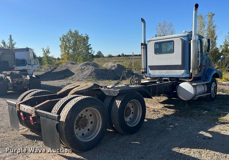 image for item LC9202 1992 International  9400 semi truck