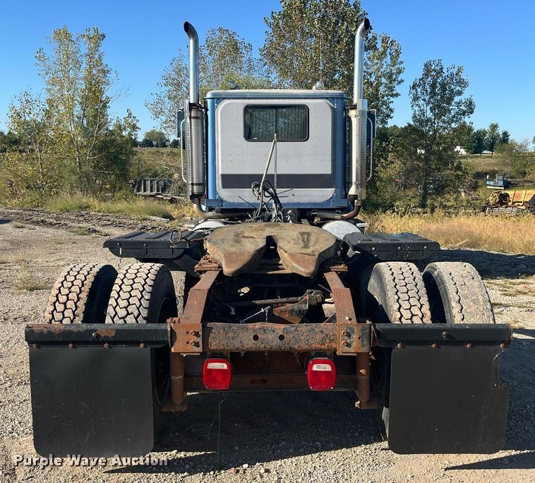 image for item LC9202 1992 International  9400 semi truck