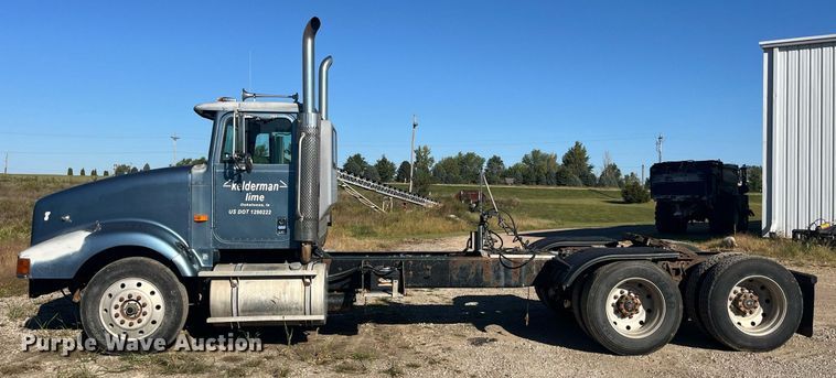 image for item LC9202 1992 International  9400 semi truck