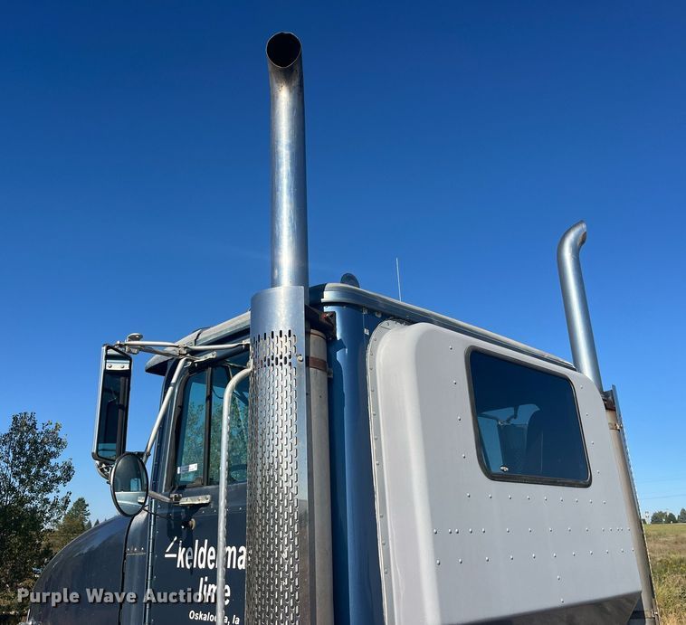 image for item LC9202 1992 International  9400 semi truck