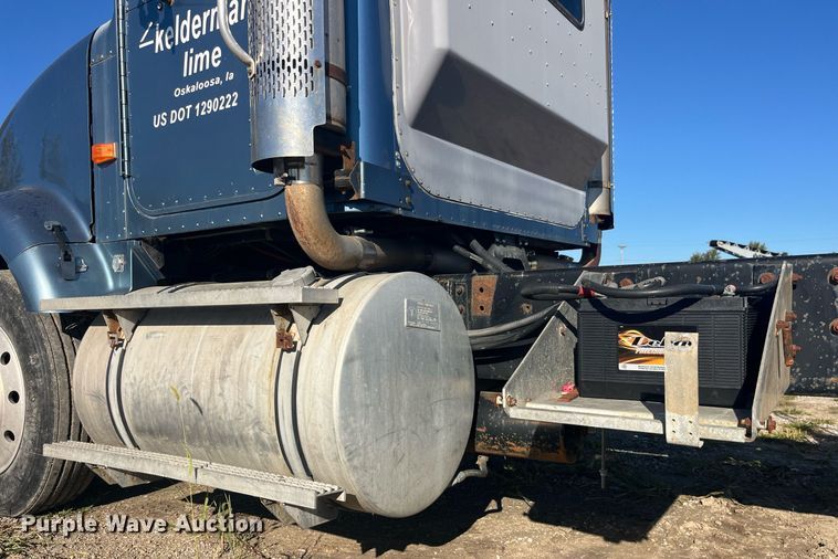 image for item LC9202 1992 International  9400 semi truck