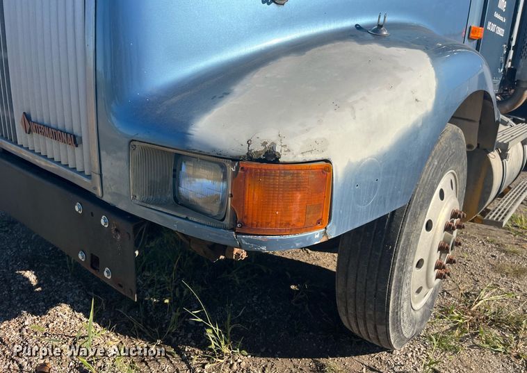 image for item LC9202 1992 International  9400 semi truck