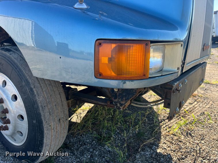 image for item LC9202 1992 International  9400 semi truck