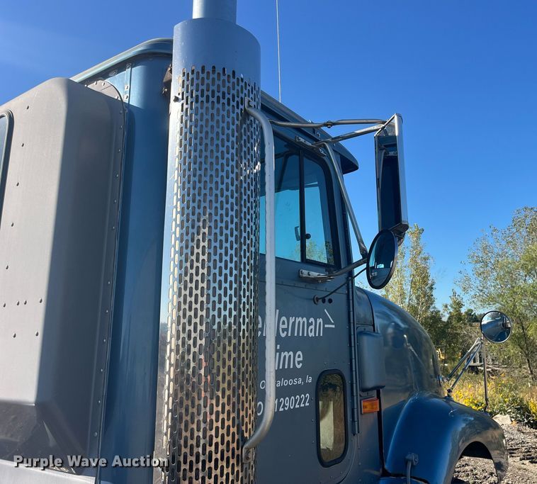 image for item LC9202 1992 International  9400 semi truck