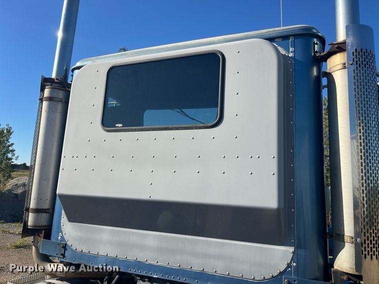 image for item LC9202 1992 International  9400 semi truck