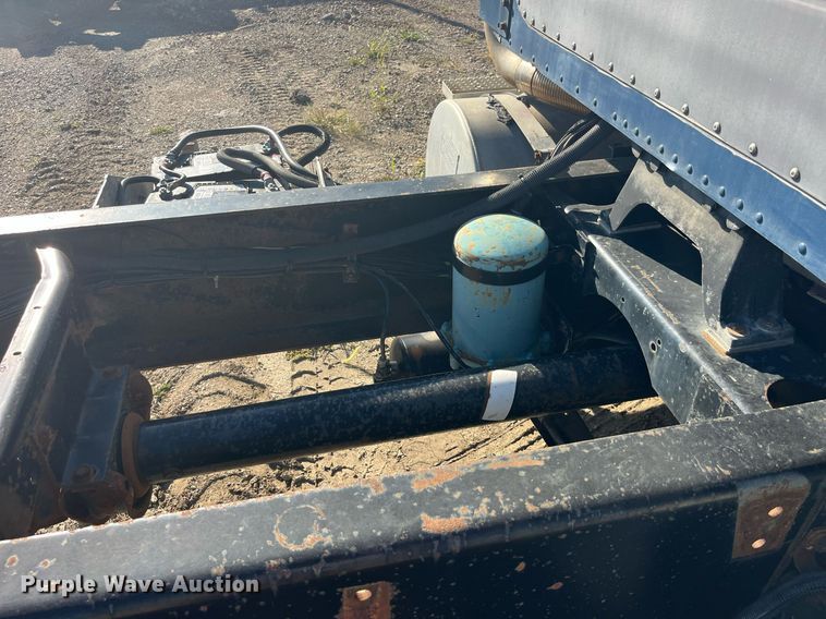 image for item LC9202 1992 International  9400 semi truck