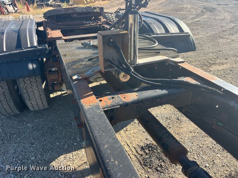 image for item LC9202 1992 International  9400 semi truck