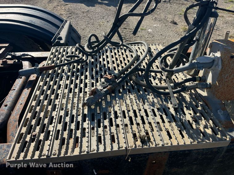 image for item LC9202 1992 International  9400 semi truck