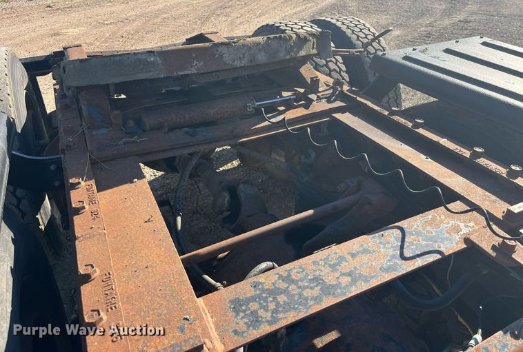 image for item LC9202 1992 International  9400 semi truck