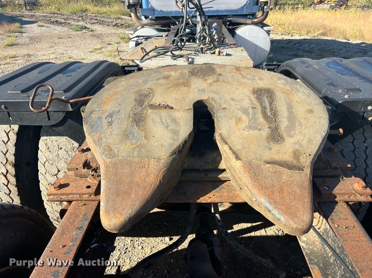 image for item LC9202 1992 International  9400 semi truck