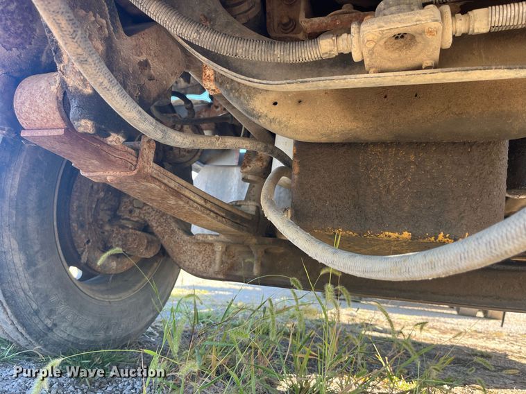 image for item LC9202 1992 International  9400 semi truck