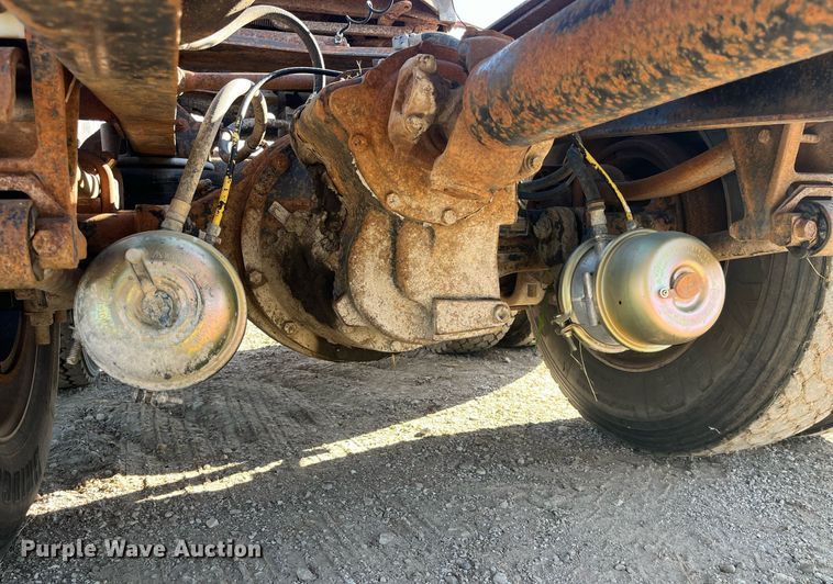 image for item LC9202 1992 International  9400 semi truck