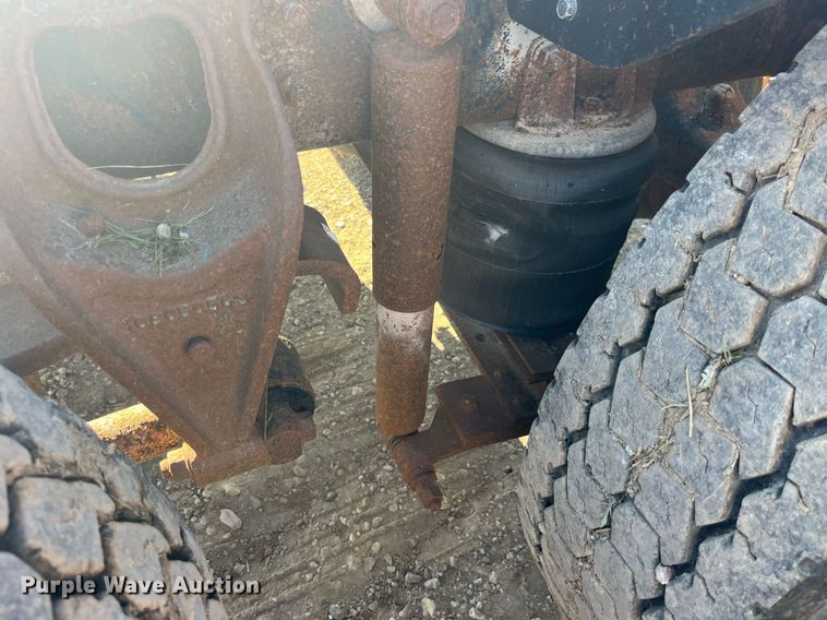 image for item LC9202 1992 International  9400 semi truck