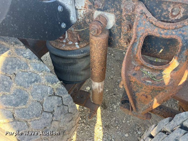 image for item LC9202 1992 International  9400 semi truck