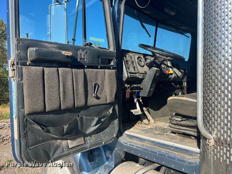 image for item LC9202 1992 International  9400 semi truck