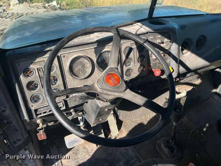 image for item LC9202 1992 International  9400 semi truck