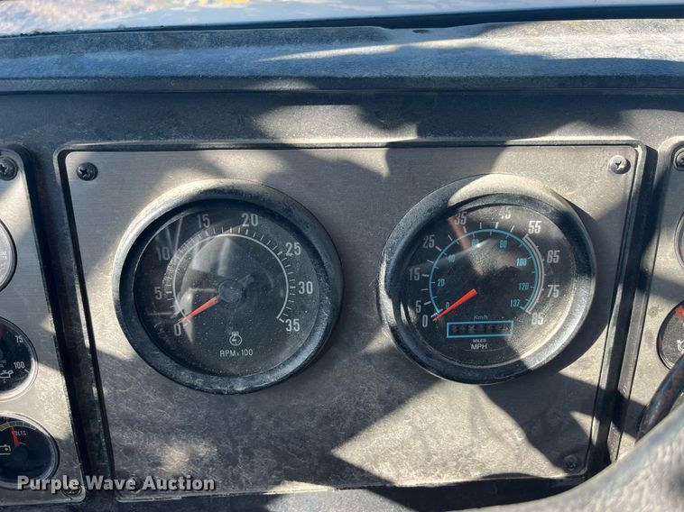 image for item LC9202 1992 International  9400 semi truck