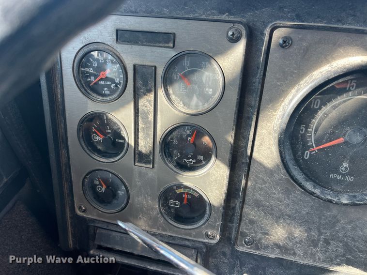 image for item LC9202 1992 International  9400 semi truck